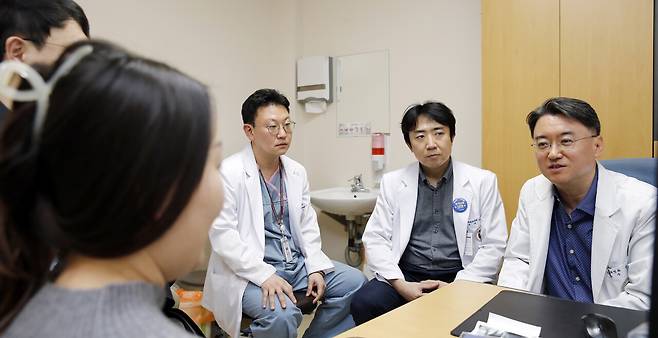 고대안암병원 태아심장다학제팀 진료모습. (우측부터)산부인과 안기훈 교수, 소아청소과 이주성 교수, 심장혈관흉부외과 이재홍 교수.
