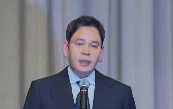 정용진 신세계그룹 회장이 스타벅스 탱크데이 논란에 사과했지만 여론은 싸늘하다. 시민단체 고발과 수사가 진행 중인 가운데 “화합”을 강조한 메시지가 책임 회피용이라는 비판이 나온다.