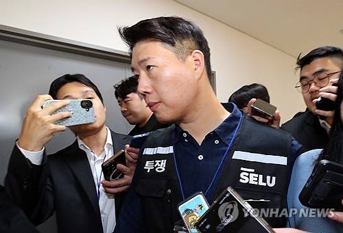 협상장 들어가는 최승호 노조위원장[출처: 연합뉴스 자료사진]