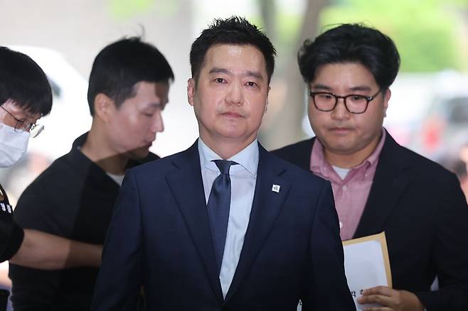 김세의 가로세로연구소 대표가 26일 서울 서초구 서울중앙지법에서 성폭력범죄의 처벌 등에 관한 특례법 위반(카메라 등 이용 촬영물 반포 등) 혐의로 구속 전 피의자 심문(영장실질심사)에 출석하고 있다. 사진=뉴시스