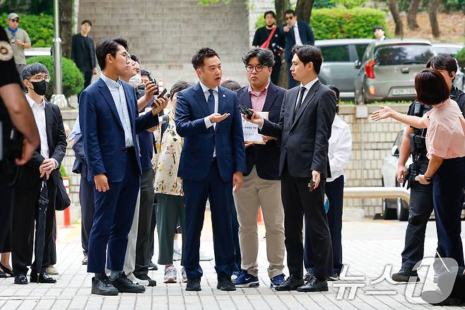 김세의 가로세로연구소(가세연) 대표가 26일 오전 서울 서초구 중앙지방법원에서 성폭력범죄의 처벌 등에 관한 특례법 위반(카메라 등 이용 촬영·반포 등) 및 명예훼손 등 혐의와 관련, 구속 전 피의자 심문(영장실질심사)에 출석하며 취재진과 설전을 벌이고 있다. 2026.5.26 ⓒ 뉴스1 안은나 기자