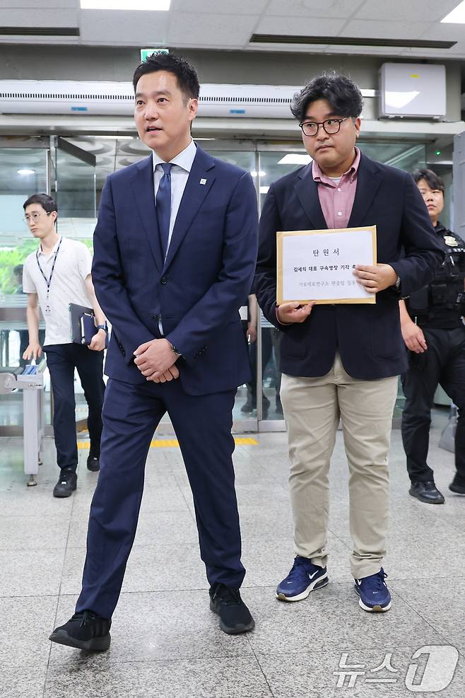 김세의 가로세로연구소(가세연) 대표가 26일 오전 서울 서초구 중앙지방법원에서 성폭력범죄의 처벌 등에 관한 특례법 위반(카메라 등 이용 촬영·반포 등) 및 명예훼손 등 혐의와 관련, 구속 전 피의자 심문(영장실질심사)에 출석하고 있다. 2026.5.26 ⓒ 뉴스1 안은나 기자