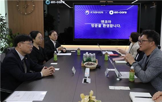 안형준 국가데이터처장(왼쪽)이 ‘엔코아’ 관계자들과 환담을 나누고 있다.(국가데이터처 제공)