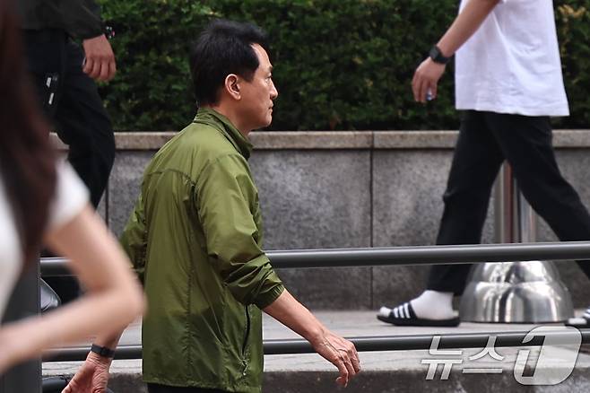 오세훈 국민의힘 서울시장 후보가 26일 서울 서대문구 서소문 고가도로 철거 붕괴 사고현장을 찾아 살펴보고 있다. 소방 당국은 대응 1단계를 발령하고 구조 작업을 벌이고 있다. 2026.5.26 ⓒ 뉴스1 구윤성 기자