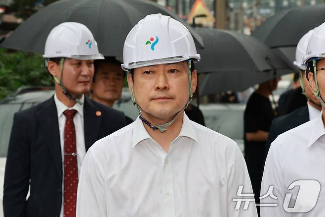 장동혁 국민의힘 대표가 26일 오후 붕괴사고가 발생한 서울 서대문구 서소문 고가 철거 현장을 살피고 있다. 2026.5.26 ⓒ 뉴스1 임세영 기자
