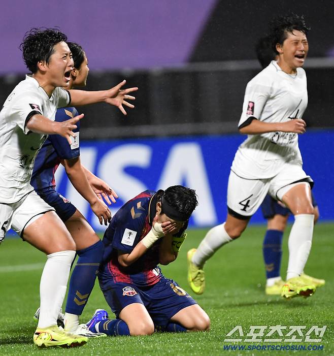 20일 수원종합운동장에서 열린 2025-2026시즌 아시아축구연맹(AFC) 여자 챔피언스리그(AWCL) 내고향여자축구단과 수원FC위민의 준결승전. 수원FC위민 지소연이 페널티킥을 실축한 뒤 자책하고 있다. 수원=박재만 기자 pjm@sportschosun.com/2026.05.20/