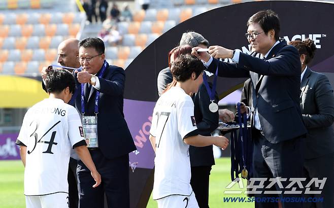 23일 수원종합운동장에서 열린 2025-2026시즌 아시아축구연맹(AFC) 여자 챔피언스리그(AWCL) 평양 내고향여자축구단과 도쿄 베르디 벨레자의 결승전. 우승을 차지한 내고향여자축구단 선수들에게 북한 현철윤 단장과 대한민국 최휘영 문체부 장관이 메달을 걸어주고 있다. 수원=박재만 기자 pjm@sportschosun.com/2026.05.23/