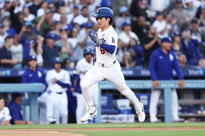 Los Angeles Dodgers' Hyeseong Kim runs to score off an RBI double by Enrique Hernandez during the third inning of a baseball game against the Colorado Rockies, Monday, May 25, 2026, in Los Angeles. (AP Photo/Jessie Alcheh)







<저작권자(c) 연합뉴스, 무단 전재-재배포, AI 학습 및 활용 금지>