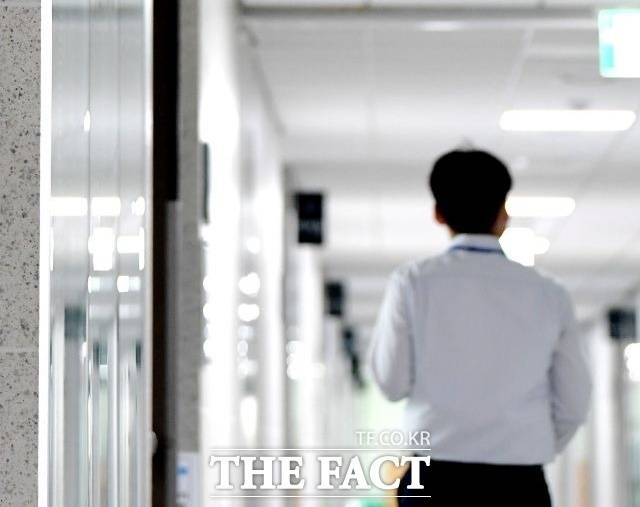 성과상여금 제도를 둘러싼 국회 공무원 사회 내부 불만이 커지고 있다. 국회가 '연말 재직 여부'만을 기준으로 지급 대상을 규정하고 있어서다. 사진은 국회의원회관 내부 모습. /더팩트DB