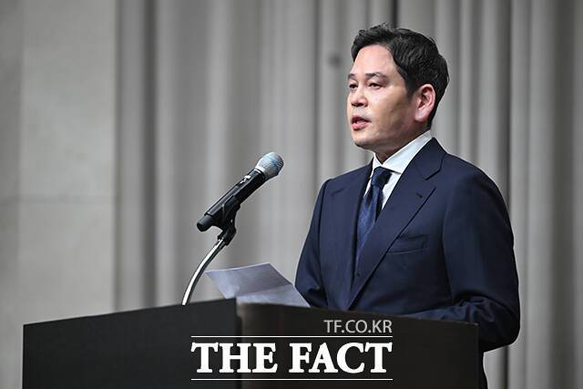정용진 신세계그룹 회장이 26일 오전 서울 강남구 조선팰리스 호텔에서 스타벅스의 '5·18 탱크데이' 이벤트와 관련해 대국민 사과하고 있다. /남윤호 기자