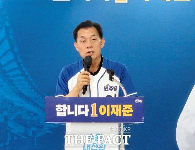 26일 선거사무소에서 이재준 더불어민주당 수원시장 후보가 공약 발표 기자회견을 하고 있다. /박아론 기자