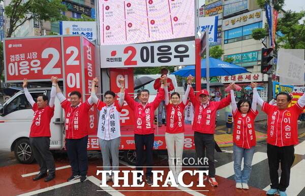 국민의힘 이응우 계룡시장 후보와 이재운 충남도의원 후보를 비롯한 계룡시의원 후보들이 26일 오후 2시 합동유세를 펼쳤다. /이응우 후보 캠프