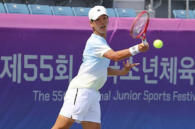스포원테니스장 센터코트에서 열린 결승에서 강력한 포핸드를 치고 있는 김시윤