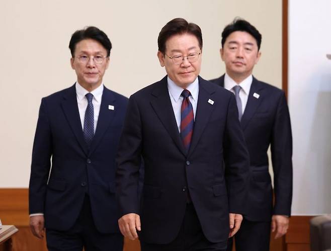이재명 대통령이 26일 청와대에서 국무회의 겸 비상경제점검회의에 입장하고 있다. 2026.5.26 [청와대통신사진기자단] 연합뉴스