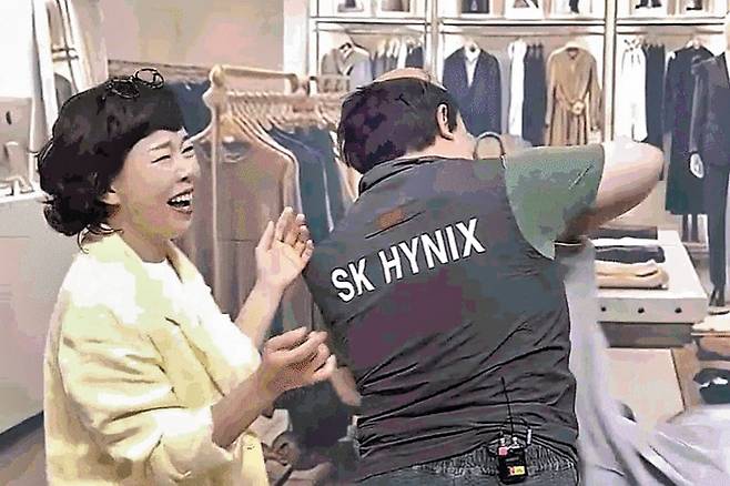백화점 패션 매장에서 SK하이닉스 로고가 찍힌 조끼를 입은 손님을 직원(정이랑)이 극진하게 대접하는 ‘SNL 코리아’ 시즌 8의 한 장면. /쿠팡플레이