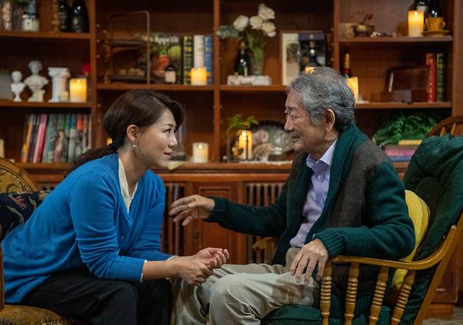 스튜디오 반의 연극 '더 파더'(연출 이강선)에 아버지와 딸로 출연한 실제 부녀 전무송, 전현아 배우. 2023년 8월 29일 서울 마포구 스튜디오. /김지호 기자