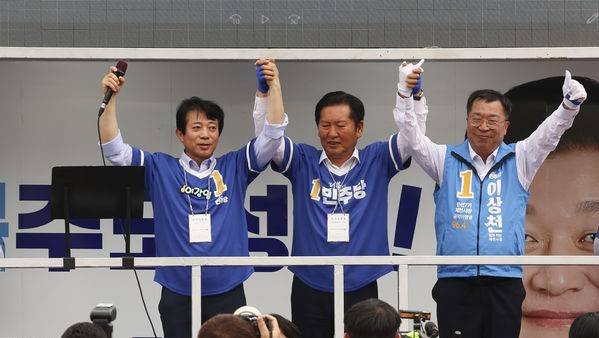 더불어민주당 정청래 총괄상임선대위원장이 26일 남천약국 사거리에서 이상천 제천시장 후보 지원유세를 하고 있다. 사진=이상진 기자