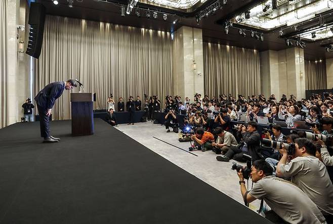 정용진 신세계그룹 회장이 26일 서울 강남구 조선팰리스에서 열린 스타벅스 '탱크데이' 사태 관련 대국민 사과 기자회견에서 고개를 숙이고 있다. ⓒ뉴시스