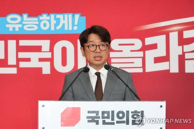 경기도 평택을 국회의원 재선거에 출마한 유의동 국민의힘 후보가 지난 25일 서울 여의도 당사에서 긴급 기자회견을 열고 더불어민주당 김용남 후보의 ‘대부업’ 의혹과 관련 강하게 비판하고 있다. 연합뉴스