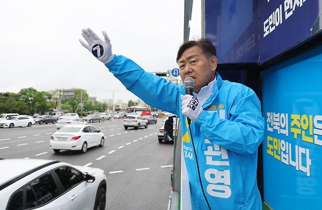 6·3 지방선거 공식 선거운동이 시작된 21일 무소속 김관영 전북특별자치도지사 후보가 전주시 완산구 롯데백화점 사거리에서 유세를 하고 있다. 연합뉴스