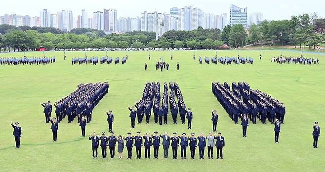 공군은 26일 공군교육사령부 대연병장에서 손석락 공군참모총장 주관으로 제156기 학사사관후보생 임관식을 거행했다. 임관식 주요 참석자들과 신임 장교들이 임관기수 제156기를 형상화하는 숫자 대형으로 기념촬영하고 있다. 공군 제공