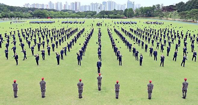 공군은 26일 공군교육사령부 대연병장에서 손석락 공군참모총장 주관으로 제156기 학사사관후보생 임관식을 거행했다. 공군 신임 장교들이 임관식을 마치고 모자를 하늘로 던지고 있다. 공군 제공