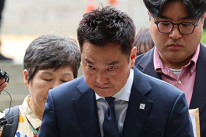 김세의 가로세로연구소 대표가 26일 서울 서초구 서울중앙지법에서 성폭력범죄의 처벌 등에 관한 특례법 위반(카메라 등 이용 촬영물 반포 등) 혐의로 구속 전 피의자 심문(영장실질심사)에 출석하고 있다. 사진=뉴시스