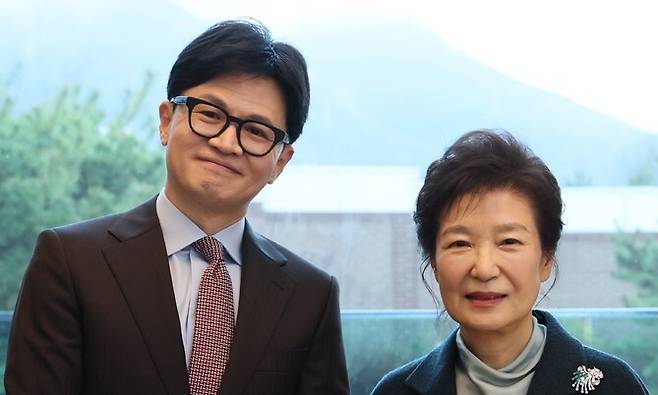 2024년 3월26일 한동훈 당시 국민의힘 비상대책위원장이 대구 달성군 박근혜 전 대통령 자택을 찾아 박 전 대통령과 기념사진을 찍고 있다. 국민의힘 제공