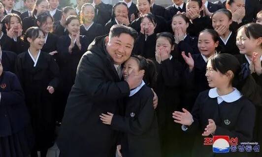 김정은 조선노동당 총비서 겸 국무위원장이 지난 1월2일 재일조선학생소년예술단을 만나는 모습. 조선중앙통신 연합뉴스