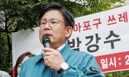 박강수 마포구청장이 2025년 6월9일 서울 마포구 상암동 마포자원회수시설 앞에서 마포자원회수시설 공동이용 변경 협약 철회를 촉구하는 기자회견을 열고 있다. 마포구 제공