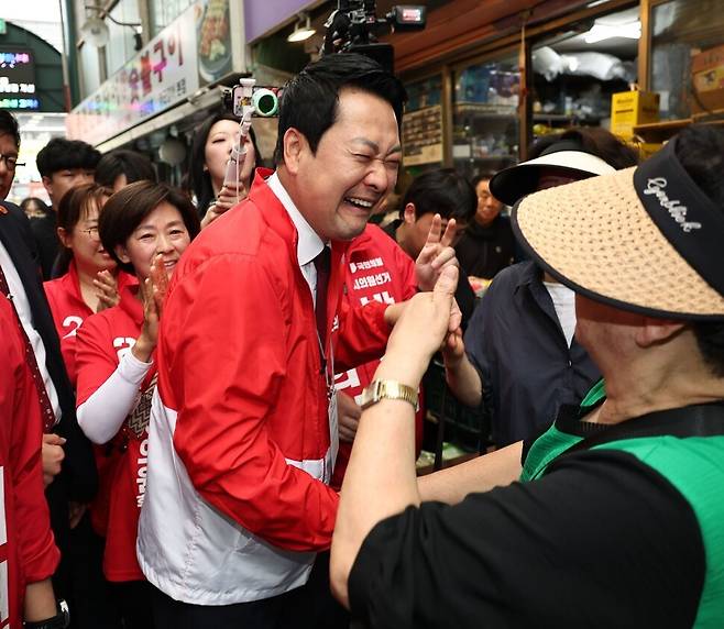장동혁 국민의힘 대표가 26일 서울 성동구 옥수동 금남시장을 찾아 상인들과 인사를 하고 있다. 장 대표는 6·3 지방선거 공식 선거운동이 시작되고 처음으로 서울 지역 유세에 나섰다. 윤운식 선임기자 yws@hani.co.kr