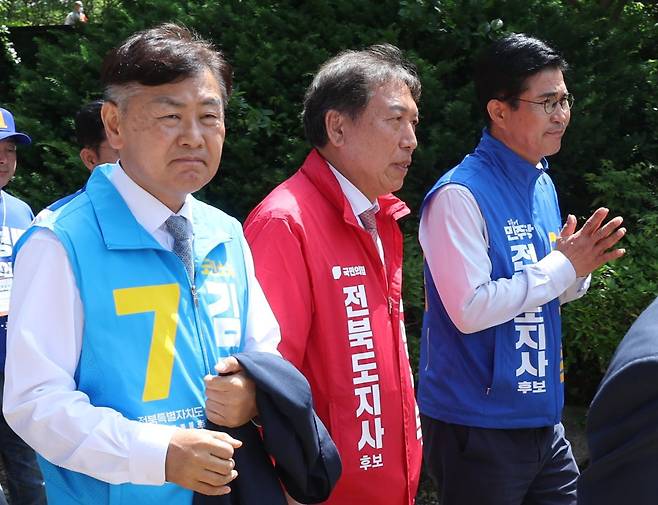 이원택(오른쪽부터) 더불어민주당 전북지사 후보와 양정무 국민의힘 후보, 김관영 무소속 후보가 24일 전북 김제 금산사에서 열린 불기 2570년 부처님오신날 봉축법요식에 참석해 이동하고 있다. 김제=뉴스1