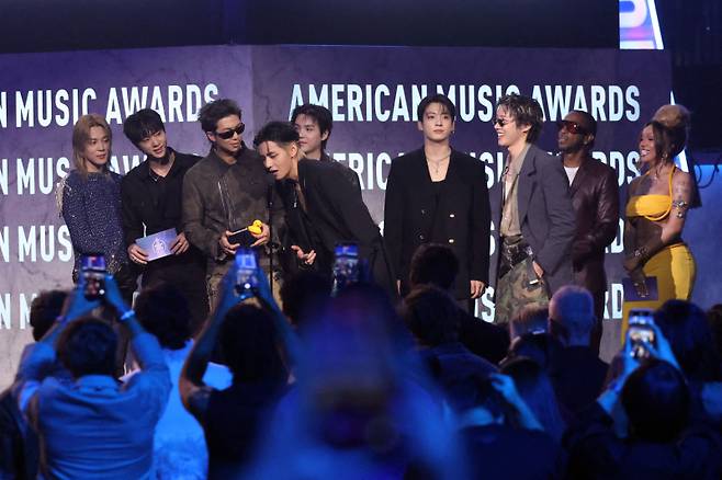 <yonhap photo-3088=""> South Korean boy band BTS accepts the Song of the Summer Award for "Swim" during the American Music Awards at the MGM Grand Garden Arena in Las Vegas, Nevada on May 25, 2026. (Photo by VALERIE MACON / AFP)/2026-05-26 11:07:46/ 사진제공=연합뉴스 </yonhap>
