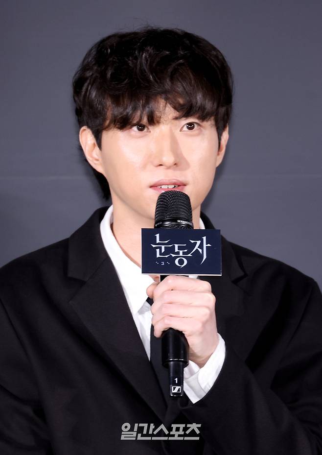 염지호 감독이 26일 서울 용산구 CGV용산아이파크몰에서 진행된 영화 '눈동자'의 제작보고회에 참석해 인사말을 하고 있다. '눈동자’는 유전병으로 시력을 점차 잃어가고 있는 서진(신민아)이 쌍둥이 동생의 죽음을 둘러싼 의혹을 파헤치다 그 실체와 마주하게 되는 서스펜스 스릴러 영화이다. 6월 24일 개봉 예정. 김민규 기자 mgkim1@edaily.co.kr /2026.05.26/