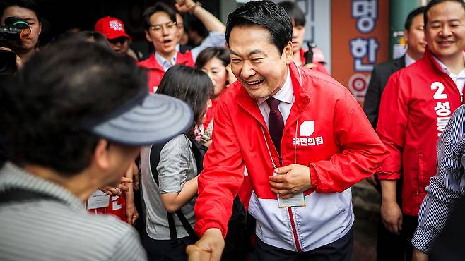 서울 성동구 금남시장을 찾은 국민의힘 장동혁 대표