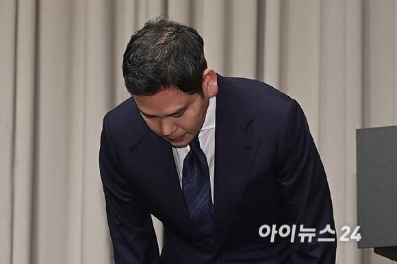 정용진 신세계그룹 회장이 26일 서울 강남구 조선팰리스 호텔에서 스타벅스 5.18 '탱크데이' 마케팅 논란 관련에 대해 고개숙여 사과 인사를 하고 있다. [사진=곽영래 기자]