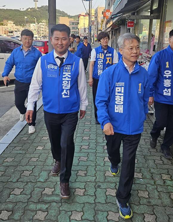 더불어민주당 조원선 1-다 군의원 후보(왼쪽)가 민형배 의원(오른쪽)과 함께 지역구를 돌며 주민들에게 인사를 건네고 있다. [사진=조원선 캠프]