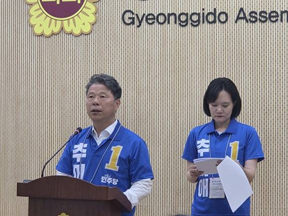 더불어민주당 추미애 경기도지사 후보 선대위 서영석 통합돌봄 본부장이 돌봄정책을 발표하고 있다. [사진=김정수 기자]