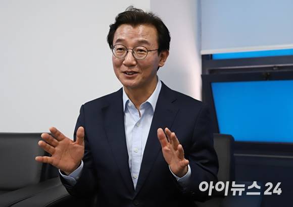 전재수 더불어민주당 부산광역시장 후보가 26일 아이뉴스24와 인터뷰를 진행하고 있다. [사진=정예진 기자]