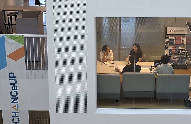 바이오브릭스의 대표 장진아 교수가 창업지원단과 회의를 하고 있다. 최준호 기자