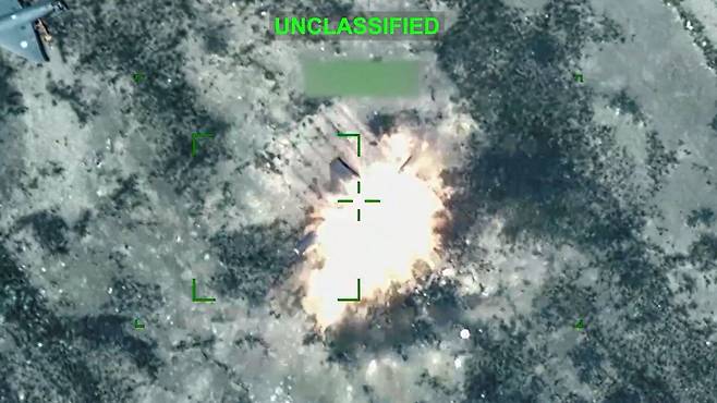 지난 3월 미 중부사령부(CENTCOM)가 미상의 장소에서 이란의 공격용 드론을 타격했다고 밝힌 뒤 공격 장면을 담은 영상을 공개했다. 로이터=연합뉴스