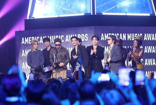 방탄소년단(BTS)이 25일(현지시간) 미국라스베가스에서 열린 2026 아메리칸 뮤직 어워드(AMA) 에서  'SWIM'으로 '송 오브 더 서머(Song of the Summer)' 상을 수상하고 있다. [로이터=연합뉴스]
