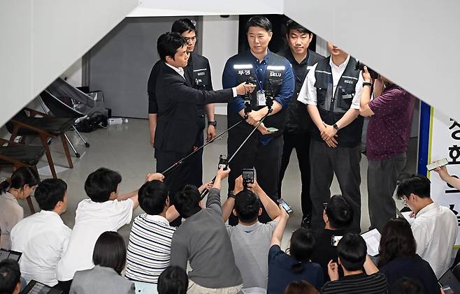 삼성전자 노사가 총파업 직전 극적인 합의에 이르면서 지난해 12월부터 시작된 성과급 갈등이 최근 일단락됐다. 노사 양측이 한 발씩 물러서며 특별경영성과급 신설·10년 명문화라는 교집합을 찾아낸 가운데 이 과정에서 다수 언론이 보여준 보도 행태는 우리 사회에 생각할 거리를 남긴다. 사진은 최승호 초기업노동조합 삼성전자지부 위원장이 20일 새벽 정부세종청사 중앙노동위원회에서 사후조정 회의를 마친 뒤 나와 취재진에게 입장을 밝히고 있는 모습. /연합뉴스