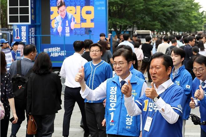 정청래 더불어민주당 대표와 정원오 서울시장 후보가 26일 서울 여의도역을 찾아 지지를 호소하고 있다.  사진=뉴스1
