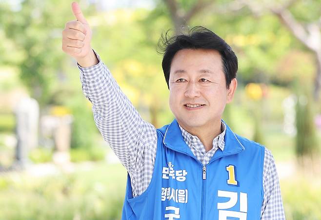 경기 평택을 국회의원 재선거에 출마한 더불어민주당 김용남 후보가 25일 경기도 평택시 오성면 평택농업생태원에서 지지를 호소하고 있다. 연합뉴스