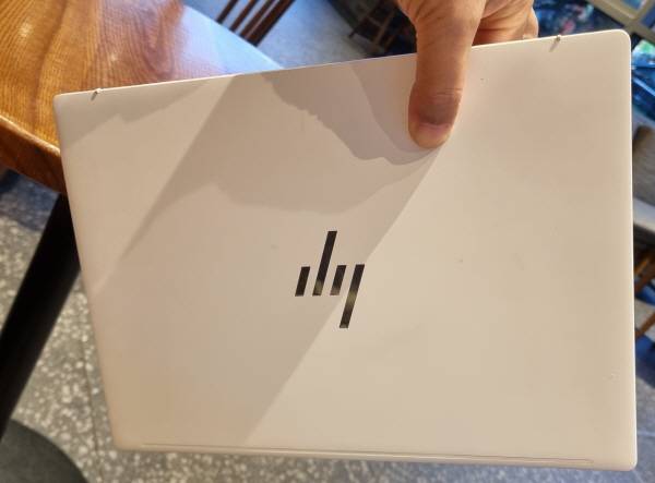 HP 옴니북 7 에어로 13을 손가락 두 개로 집어들었다. 정옥재 기자