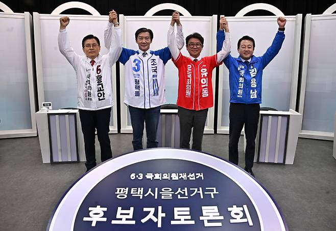 26일 경기도 평택시 죽백동 SK브로드밴드 기남방송에서 열린 평택시선거관리위원회 주관 경기 평택을 국회의원 재선거 후보자 토론회에서 자유와혁신 황교안 후보(왼쪽부터), 조국혁신당 조국 후보, 국민의힘 유의동 후보, 더불어민주당 김용남 후보가 포즈를 취하고 있다. 이날 녹화된 토론회는 27일 오후 8시 방송된다. [공동취재]