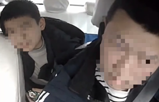 중국의 한 택시 운전사가 어린 소년에게 추가 택시비를 받지 않고 오히려 돈이 부족할 때의 대처 방법을 가르쳐줘 온라인에서 화제가 되고 있다. [사진출처 = SCMP]