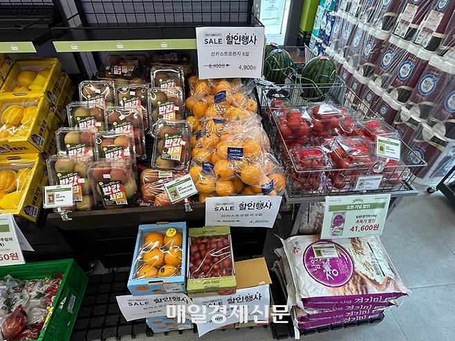 매대에 진열된 과일, 채소,  쌀 등 장보기 상품들. [변덕호 기자]