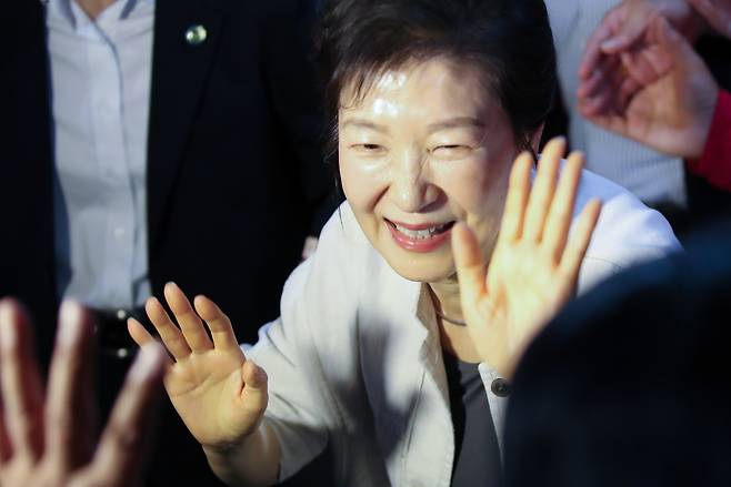 박근혜 전 대통령이 지난 25일 대전 서구 이장우 국민의힘 대전시장 후보 선거사무소를 방문하고 있다. [연합]